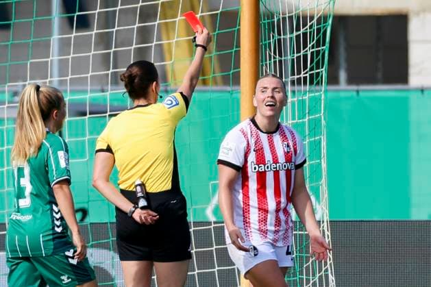Schiedsrichterin Annika Kost zeigt Sophie Nachtigall (SC Freiburg) nach einem Foulspiel die Rote Karte, Google Pixel Frauen-Bundesliga, Werder Bremen vs SC Freiburg, Platz 11 am Weserstadion am 07. September 2025 in Bremen, Deutschland. (Foto von Marco Steinbrenner DeFodi Images) Schiedsrichterin Annika Kost Sophie Nachtigall (SC Freiburg) shows the red card after a foul, Google Pixel Frauen-Bundesliga, Werder Bremen vs SC Freiburg, Platz 11 am Weserstadion, September 7, 2025 in Bremen, Germany. (Photo by Marco Steinbrenner DeFodi Images) DFB DFL REGULATIONS PROHIBIT ANY USE OF PHOTOGRAPHS AS IMAGE SEQUENCES AND OR QUASI-VIDEO.