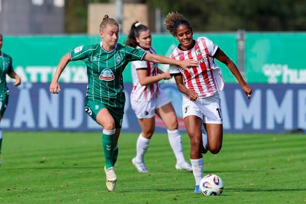 Michelle Ulbrich (Werder Bremen) und Aurelie Csillag (SC Freiburg) kaempfen um den Ball, Google Pixel Frauen-Bundesliga, Werder Bremen vs SC Freiburg, Platz 11 am Weserstadion am 07. September 2025 in Bremen, Deutschland. (Foto von Marco Steinbrenner DeFodi Images) Michelle Ulbrich (Werder Bremen) und Aurelie Csillag (SC Freiburg) battle for the ball, Google Pixel Frauen-Bundesliga, Werder Bremen vs SC Freiburg, Platz 11 am Weserstadion, September 7, 2025 in Bremen, Germany. (Photo by Marco Steinbrenner DeFodi Images) DFB DFL REGULATIONS PROHIBIT ANY USE OF PHOTOGRAPHS AS IMAGE SEQUENCES AND OR QUASI-VIDEO.