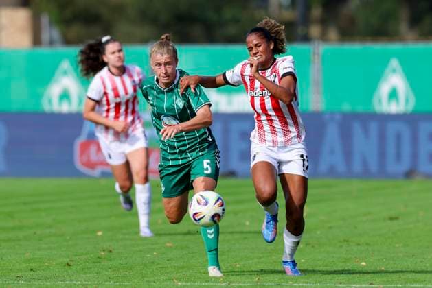Michelle Ulbrich (Werder Bremen) und Aurelie Csillag (SC Freiburg) kaempfen um den Ball, Google Pixel Frauen-Bundesliga, Werder Bremen vs SC Freiburg, Platz 11 am Weserstadion am 07. September 2025 in Bremen, Deutschland. (Foto von Marco Steinbrenner DeFodi Images) Michelle Ulbrich (Werder Bremen) und Aurelie Csillag (SC Freiburg) battle for the ball, Google Pixel Frauen-Bundesliga, Werder Bremen vs SC Freiburg, Platz 11 am Weserstadion, September 7, 2025 in Bremen, Germany. (Photo by Marco Steinbrenner DeFodi Images) DFB DFL REGULATIONS PROHIBIT ANY USE OF PHOTOGRAPHS AS IMAGE SEQUENCES AND OR QUASI-VIDEO.