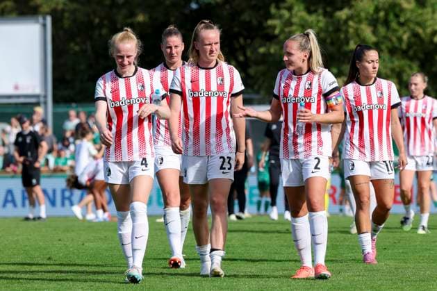 Meret Felde (SC Freiburg), Julia Stierli (SC Freiburg), Luca Birkholz (SC Freiburg), Lisa Karl (SC Freiburg) und Selina Vobian (SC Freiburg) schauen, Google Pixel Frauen-Bundesliga, Werder Bremen vs SC Freiburg, Platz 11 am Weserstadion am 07. September 2025 in Bremen, Deutschland. (Foto von Marco Steinbrenner DeFodi Images) Meret Felde (SC Freiburg), Julia Stierli (SC Freiburg), Luca Birkholz (SC Freiburg), Lisa Karl (SC Freiburg) und Selina Vobian (SC Freiburg) look on, Google Pixel Frauen-Bundesliga, Werder Bremen vs SC Freiburg, Platz 11 am Weserstadion, September 7, 2025 in Bremen, Germany. (Photo by Marco Steinbrenner DeFodi Images) DFB DFL REGULATIONS PROHIBIT ANY USE OF PHOTOGRAPHS AS IMAGE SEQUENCES AND OR QUASI-VIDEO.