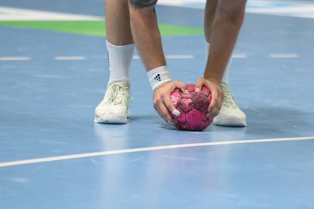 DAIKIN HBL: SC DHfK Leipzig vs. HSG Wetzlar, 07.09.25 Mit Hilfe des Balles wird Kleister, Kleber vom Parkett, Spielfeld entfernt. Symbolbild, Feature. Handball, DAIKIN HBL, 1. Bundesliga, Saison 2025 2026, 3. Spieltag: SC DHfK Leipzig vs. HSG Wetzlar am 07.09.25 in der Quarterback Immobilien Arena Leipzig. Copyright: xBEAUTIFULxSPORTS JanxKaeferx