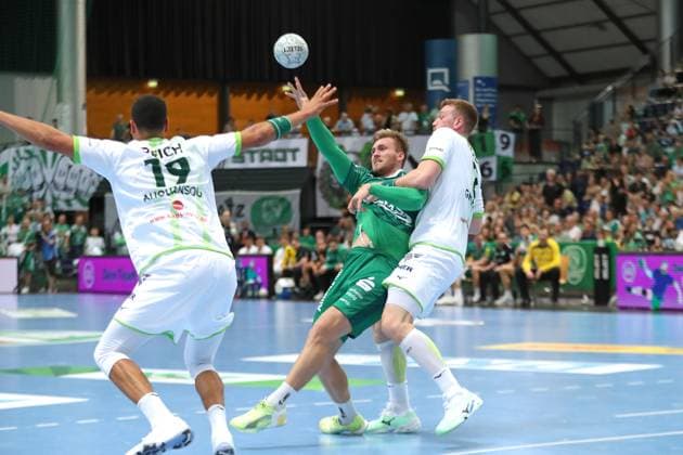 DAIKIN HBL: SC DHfK Leipzig vs. HSG Wetzlar, 07.09.25 Franz Semper (32, SC DHfK Leipzig) wird von Nikola Grahovac (2, HSG Wetzlar) attackiert. Handball, DAIKIN HBL, 1. Bundesliga, Saison 2025 2026, 3. Spieltag: SC DHfK Leipzig vs. HSG Wetzlar am 07.09.25 in der Quarterback Immobilien Arena Leipzig. Copyright: xBEAUTIFULxSPORTS JanxKaeferx
