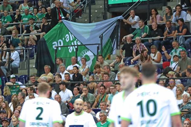DAIKIN HBL: SC DHfK Leipzig vs. HSG Wetzlar, 07.09.25 Aufgrund eines medizinischen Notfalls auf der Zuschauer-Tribüne musste das Spiel für mehrere Minuten unterbrochen werden. Handball, DAIKIN HBL, 1. Bundesliga, Saison 2025 2026, 3. Spieltag: SC DHfK Leipzig vs. HSG Wetzlar am 07.09.25 in der Quarterback Immobilien Arena Leipzig. Copyright: xBEAUTIFULxSPORTS JanxKaeferx
