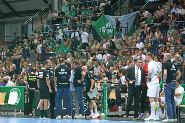 DAIKIN HBL: SC DHfK Leipzig vs. HSG Wetzlar, 07.09.25 Aufgrund eines medizinischen Notfalls auf der Zuschauer-Tribüne (oben im Bild) musste das Spiel für mehrere Minuten unterbrochen werden. Handball, DAIKIN HBL, 1. Bundesliga, Saison 2025 2026, 3. Spieltag: SC DHfK Leipzig vs. HSG Wetzlar am 07.09.25 in der Quarterback Immobilien Arena Leipzig. Copyright: xBEAUTIFULxSPORTS JanxKaeferx