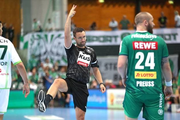DAIKIN HBL: SC DHfK Leipzig vs. HSG Wetzlar, 07.09.25 Schiedsrichter Steven Heine zeigte eine Zwei-Minuten-Strafe an, Zeitstrafe. Handball, DAIKIN HBL, 1. Bundesliga, Saison 2025 2026, 3. Spieltag: SC DHfK Leipzig vs. HSG Wetzlar am 07.09.25 in der Quarterback Immobilien Arena Leipzig. Copyright: xBEAUTIFULxSPORTS JanxKaeferx