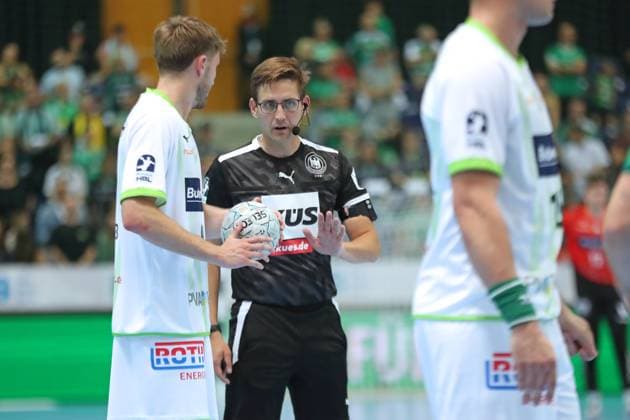 DAIKIN HBL: SC DHfK Leipzig vs. HSG Wetzlar, 07.09.25 Schiedsrichter Sascha Standke. Handball, DAIKIN HBL, 1. Bundesliga, Saison 2025 2026, 3. Spieltag: SC DHfK Leipzig vs. HSG Wetzlar am 07.09.25 in der Quarterback Immobilien Arena Leipzig. Copyright: xBEAUTIFULxSPORTS JanxKaeferx