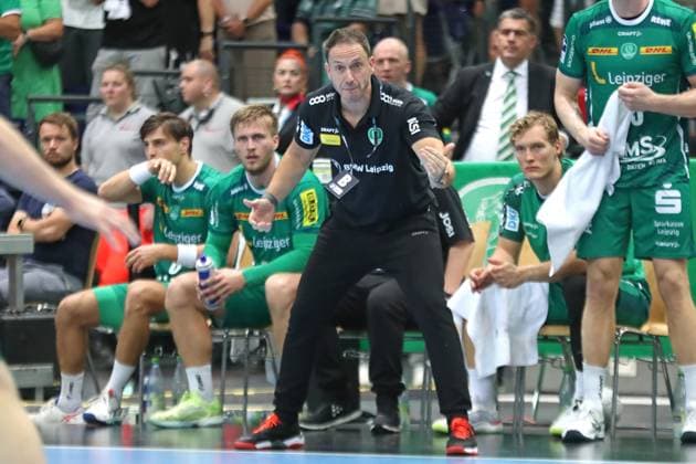 DAIKIN HBL: SC DHfK Leipzig vs. HSG Wetzlar, 07.09.25 Cheftrainer Raul Alonso (SC DHfK Leipzig) emotional an der Seitenlinie. Handball, DAIKIN HBL, 1. Bundesliga, Saison 2025 2026, 3. Spieltag: SC DHfK Leipzig vs. HSG Wetzlar am 07.09.25 in der Quarterback Immobilien Arena Leipzig. Copyright: xBEAUTIFULxSPORTS JanxKaeferx