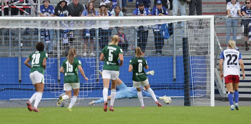 Janina Minga (VfL Wolfsburg) verwandelt den Elfmeter zum 0-2 gegen Laura Sieger (HSV) Fussball, GER, Frauen, Damen, Flyeralarm Frauen Bundesliga, Saison 2025 2026, Volksparkstadion, 1.Spieltag Hamburger SV gegen VfL Wolfsburg