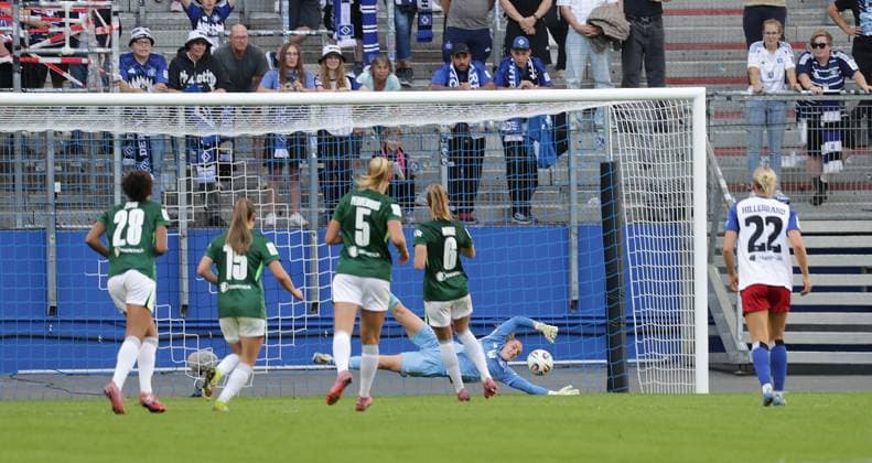 Janina Minga (VfL Wolfsburg) verwandelt den Elfmeter zum 0-2 gegen Laura Sieger (HSV) Fussball, GER, Frauen, Damen, Flyeralarm Frauen Bundesliga, Saison 2025 2026, Volksparkstadion, 1.Spieltag Hamburger SV gegen VfL Wolfsburg
