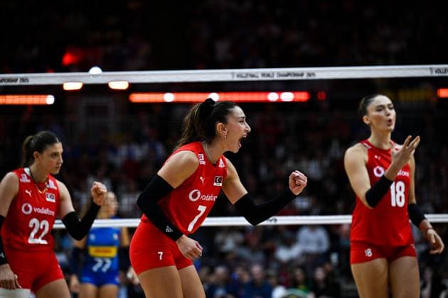 Turkiye v Italy - FIVB Women’s World Volleyball Championship BANGKOK, THAILAND - SEPTEMBER 7: Turkiye’s Hande Baladin (C) celebrates with teammates after scoring during the FIVB Women’s Volleyball World Championship, WM, Weltmeisterschaft final match between Turkiye and Italy at Huamark Indoor Stadium in Bangkok, Thailand, on September 7, 2025. Mustafa Hatipoglu Anadolu Banghok Thailand. Editorial use only. Please get in touch for any other usage.  Copyright: x2025xAnadoluxMustafaxHatipoglux