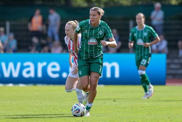 v.li.: Meret Felde (SC Freiburg, 4) und Larissa Mühlhaus (SV Werder Bremen, 7) im Laufduell, Zweikampf, Duell, Dynamik, Aktion, Action, Spielszene, DIE DFB-RICHTLINIEN UNTERSAGEN JEGLICHE NUTZUNG VON FOTOS ALS SEQUENZBILDER UND ODER VIDEOÄHNLICHE FOTOSTRECKEN. DFB REGULATIONS PROHIBIT ANY USE OF PHOTOGRAPHS AS IMAGE SEQUENCES AND OR QUASI-VIDEO., 07.09.2025, Bremen (Deutschland), Fussball, Google Pixel Frauen-Bundesliga, SV Werder Bremen - SC Freiburg