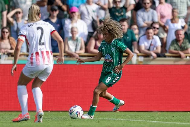 Amira Arfaoui (SV Werder Bremen, 8) am Ball, Einzelbild, Ganzkörper, Aktion, Action, Spielszene, DIE DFB-RICHTLINIEN UNTERSAGEN JEGLICHE NUTZUNG VON FOTOS ALS SEQUENZBILDER UND ODER VIDEOÄHNLICHE FOTOSTRECKEN. DFB REGULATIONS PROHIBIT ANY USE OF PHOTOGRAPHS AS IMAGE SEQUENCES AND OR QUASI-VIDEO., 07.09.2025, Bremen (Deutschland), Fussball, Google Pixel Frauen-Bundesliga, SV Werder Bremen - SC Freiburg