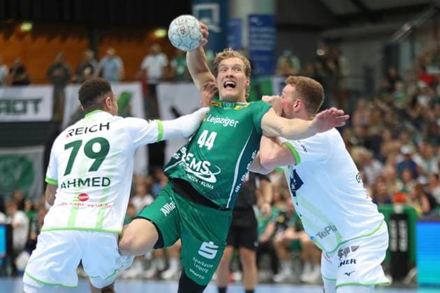 DAIKIN HBL: SC DHfK Leipzig vs. HSG Wetzlar, 07.09.25 Blaer Hinriksson (44, SC DHfK Leipzig) zwischen Ahmed Nafea (79, HSG Wetzlar) und Nikola Grahovac (2, HSG Wetzlar). Handball, DAIKIN HBL, 1. Bundesliga, Saison 2025 2026, 3. Spieltag: SC DHfK Leipzig vs. HSG Wetzlar am 07.09.25 in der Quarterback Immobilien Arena Leipzig. Copyright: xBEAUTIFULxSPORTS JanxKaeferx