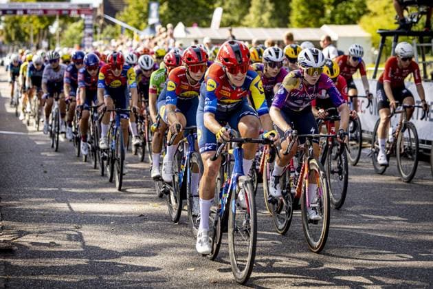 LICHTENVOORDE - Cyclist Ellen van Dijk (front left) during the final stage of the Simac Ladies Tour. The Lidl-Trek speed skater will retire from professional cycling after this season. ANP WOUTER DE WILDE xVIxANPxSportx xxANPxIVx 535283160 originalFilename: 535283160.jpg