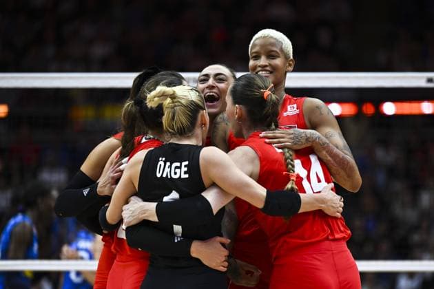 Turkiye v Italy - FIVB Women’s World Volleyball Championship BANGKOK, THAILAND - SEPTEMBER 7: Players of Turkiye celebrate after scoring during the FIVB Women’s Volleyball World Championship, WM, Weltmeisterschaft final match between Turkiye and Italy at Huamark Indoor Stadium in Bangkok, Thailand, on September 7, 2025. Mustafa Hatipoglu Anadolu Banghok Thailand. Editorial use only. Please get in touch for any other usage.  Copyright: x2025xAnadoluxMustafaxHatipoglux