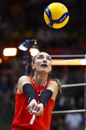 Turkiye v Italy - FIVB Women’s World Volleyball Championship BANGKOK, THAILAND - SEPTEMBER 7: Turkiye’s Hande Baladin (7) in action during the FIVB Women’s Volleyball World Championship, WM, Weltmeisterschaft final match between Turkiye and Italy at Huamark Indoor Stadium in Bangkok, Thailand, on September 7, 2025. Mustafa Hatipoglu Anadolu Banghok Thailand. Editorial use only. Please get in touch for any other usage.  Copyright: x2025xAnadoluxMustafaxHatipoglux
