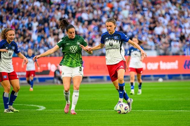 Fußball I Frauen I Saison 2025-2026 I Bundesliga I 1. Spieltag I Hamburger SV - VfL Wolfsburg I 07.09.2025 Caitlin Dijkstra (3, VfL Wolfsburg), Lotta Wrede (32, Hamburger SV) Hamburg Volksparkstadion Hamburg Deutschland Copyright: xLobecax xHenningxRohlfsx