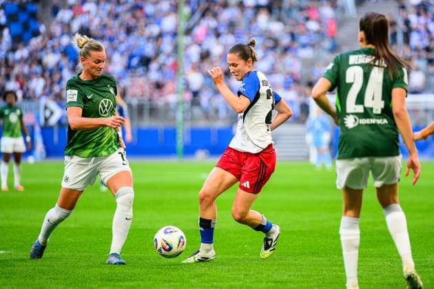 Fußball I Frauen I Saison 2025-2026 I Bundesliga I 1. Spieltag I Hamburger SV - VfL Wolfsburg I 07.09.2025 Alexandra Popp (11, VfL Wolfsburg), Maria Mikolajova (27, Hamburger SV) Hamburg Volksparkstadion Hamburg Deutschland Copyright: xLobecax xHenningxRohlfsx