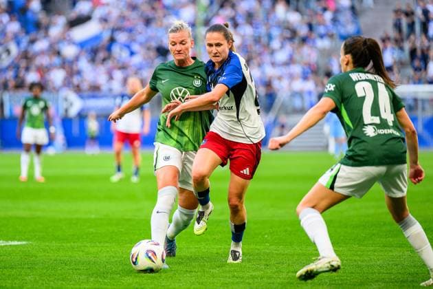 Fußball I Frauen I Saison 2025-2026 I Bundesliga I 1. Spieltag I Hamburger SV - VfL Wolfsburg I 07.09.2025 Alexandra Popp (11, VfL Wolfsburg), Maria Mikolajova (27, Hamburger SV) Hamburg Volksparkstadion Hamburg Deutschland Copyright: xLobecax xHenningxRohlfsx