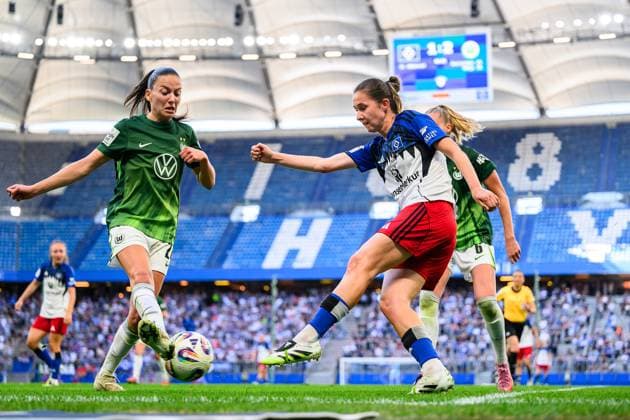 Fußball I Frauen I Saison 2025-2026 I Bundesliga I 1. Spieltag I Hamburger SV - VfL Wolfsburg I 07.09.2025 Joelle Wedemeyer (24, VfL Wolfsburg), Maria Mikolajova (27, Hamburger SV) Hamburg Volksparkstadion Hamburg Deutschland Copyright: xLobecax xHenningxRohlfsx
