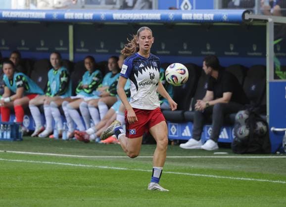 Leni Eggert (HSV) Fussball, GER, Frauen, Damen, Flyeralarm Frauen Bundesliga, Saison 2025 2026, Volksparkstadion, 1.Spieltag Hamburger SV gegen VfL Wolfsburg
