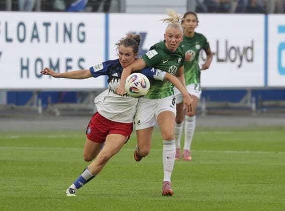 Duell zwischen Pauline Machtens (HSV) und Ella Peddemors (VfL Wolfsburg) Fussball, GER, Frauen, Damen, Flyeralarm Frauen Bundesliga, Saison 2025 2026, Volksparkstadion, 1.Spieltag Hamburger SV gegen VfL Wolfsburg