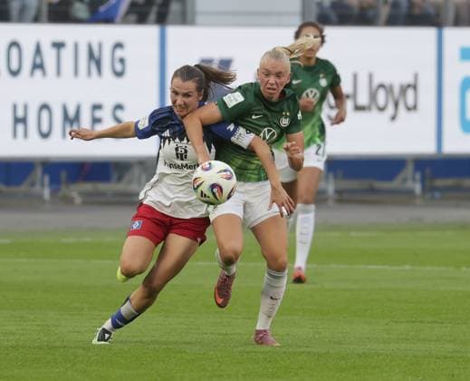 Duell zwischen Pauline Machtens (HSV) und Ella Peddemors (VfL Wolfsburg) Fussball, GER, Frauen, Damen, Flyeralarm Frauen Bundesliga, Saison 2025 2026, Volksparkstadion, 1.Spieltag Hamburger SV gegen VfL Wolfsburg