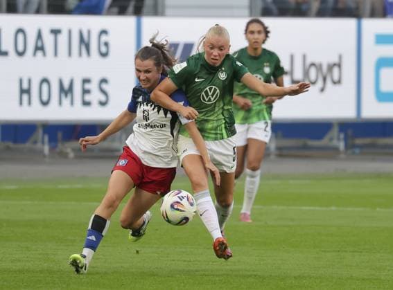 Duell zwischen Pauline Machtens (HSV) und Ella Peddemors (VfL Wolfsburg) Fussball, GER, Frauen, Damen, Flyeralarm Frauen Bundesliga, Saison 2025 2026, Volksparkstadion, 1.Spieltag Hamburger SV gegen VfL Wolfsburg
