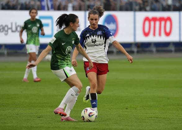 Caitlin Dijkstra (VfL Wolfsburg), Pauline Machtens (HSV) Fussball, GER, Frauen, Damen, Flyeralarm Frauen Bundesliga, Saison 2025 2026, Volksparkstadion, 1.Spieltag Hamburger SV gegen VfL Wolfsburg