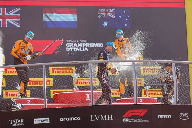 Champagnerdusche auf dem Podium, Lando Norris (McLaren Formula 1 Team 4), Max Verstappen (Oracle Red Bull Racing 1), Oscar Piastri (McLaren Formula 1 Team 81), Rennen, Grosser Preis von Italien, Motorsport, Herren, Formel 1, 07.09.2025 Monza Lombardei Italien