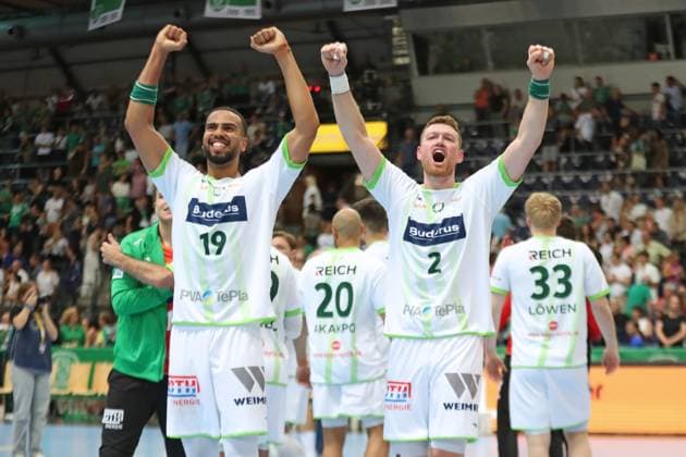 DAIKIN HBL: SC DHfK Leipzig vs. HSG Wetzlar, 07.09.25 Philipp Ahouansou (19, HSG Wetzlar) und Nikola Grahovac (2, HSG Wetzlar) jubeln zu den Fans. Sieg, Freude. Handball, DAIKIN HBL, 1. Bundesliga, Saison 2025 2026, 3. Spieltag: SC DHfK Leipzig vs. HSG Wetzlar am 07.09.25 in der Quarterback Immobilien Arena Leipzig. Copyright: xBEAUTIFULxSPORTS JanxKaeferx
