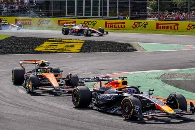 Formel 1 GP Italien Monza, Sonntag, 07.09.2025 Max Verstappen 1, Oracle Red Bull Racing überholt Lando Norris 4, McLaren Formula 1 Team; Formel 1 GP Italien Monza, Sonntag, 07.09.2025 Copyright: xBEAUTIFULxSPORTS Erlhofx