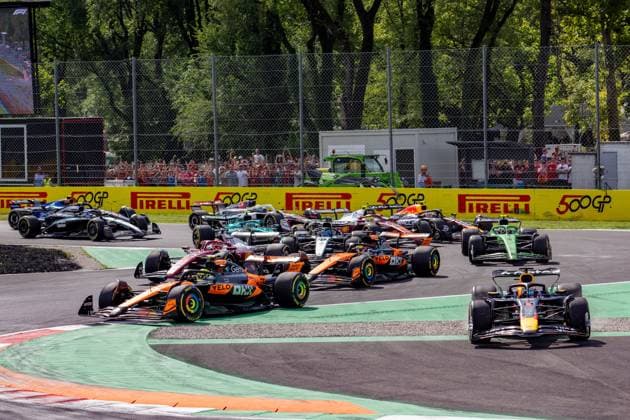 Formel 1 GP Italien Monza, Sonntag, 07.09.2025 Rennstart. Max Verstappen 1, Oracle Red Bull Racing und Lando Norris 4, McLaren Formula 1 Team und Oscar Piastri 81, McLaren Formula 1 Team und Charles Leclerc 16, Scuderia Ferrari; Formel 1 GP Italien Monza, Sonntag, 07.09.2025 Copyright: xBEAUTIFULxSPORTS Erlhofx