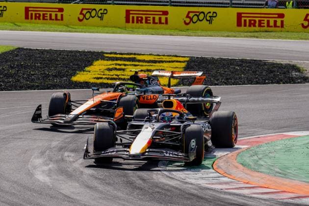 Formel 1 GP Italien Monza, Sonntag, 07.09.2025 Max Verstappen 1, Oracle Red Bull Racing überholt Lando Norris 4, McLaren Formula 1 Team; Formel 1 GP Italien Monza, Sonntag, 07.09.2025 Copyright: xBEAUTIFULxSPORTS Erlhofx