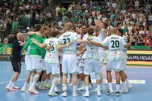 DAIKIN HBL: SC DHfK Leipzig vs. HSG Wetzlar, 07.09.25 Team-Jubel bei Wetzlar. Sieg, Freude. Handball, DAIKIN HBL, 1. Bundesliga, Saison 2025 2026, 3. Spieltag: SC DHfK Leipzig vs. HSG Wetzlar am 07.09.25 in der Quarterback Immobilien Arena Leipzig. Copyright: xBEAUTIFULxSPORTS JanxKaeferx