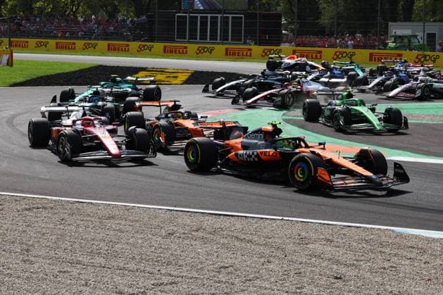 Start, 4 Lando Norris (GBR, McLaren F1 Team), 16 Charles Leclerc (MCO, Scuderia Ferrari HP), 81 Oscar Piastri (AUS, McLaren F1 Team), F1 Grand Prix of Italy at Autodromo Nazionale Monza on September 7, 2025 in Monza, Italy. (Photo by HOCH ZWEI) Monza Italy