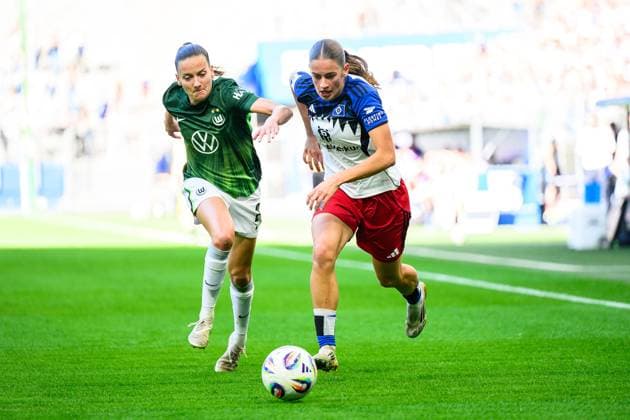 Fußball I Frauen I Saison 2025-2026 I Bundesliga I 1. Spieltag I Hamburger SV - VfL Wolfsburg I 07.09.2025 Joelle Wedemeyer (24, VfL Wolfsburg), Leni Marie Eggert (29, Hamburger SV) Hamburg Volksparkstadion Hamburg Deutschland Copyright: xLobecax xHenningxRohlfsx
