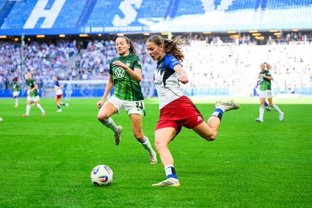 Fußball I Frauen I Saison 2025-2026 I Bundesliga I 1. Spieltag I Hamburger SV - VfL Wolfsburg I 07.09.2025 Joelle Wedemeyer (24, VfL Wolfsburg), Leni Marie Eggert (29, Hamburger SV) Hamburg Volksparkstadion Hamburg Deutschland Copyright: xLobecax xHenningxRohlfsx