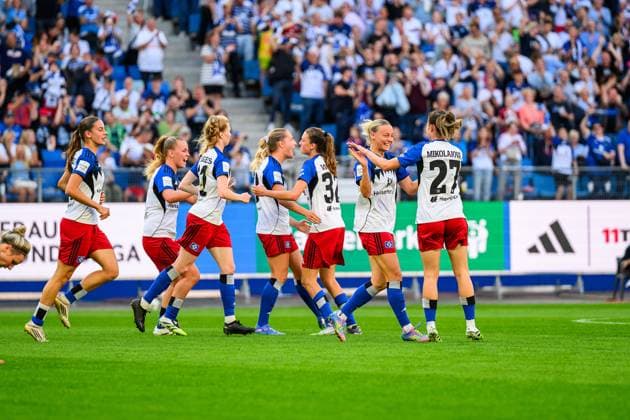 Fußball I Frauen I Saison 2025-2026 I Bundesliga I 1. Spieltag I Hamburger SV - VfL Wolfsburg I 07.09.2025 Maria Mikolajova (27, Hamburger SV) und die Hamburger SV Frauen feiern das Tor. Hamburg Volksparkstadion Hamburg Deutschland Copyright: xLobecax xHenningxRohlfsx