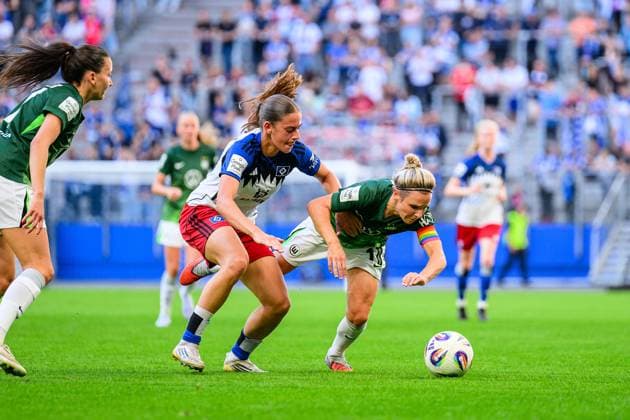 Fußball I Frauen I Saison 2025-2026 I Bundesliga I 1. Spieltag I Hamburger SV - VfL Wolfsburg I 07.09.2025 Leni Marie Eggert (29, Hamburger SV), Svenja Huth (10, VfL Wolfsburg) Hamburg Volksparkstadion Hamburg Deutschland Copyright: xLobecax xHenningxRohlfsx