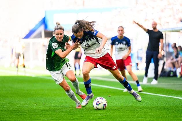 Fußball I Frauen I Saison 2025-2026 I Bundesliga I 1. Spieltag I Hamburger SV - VfL Wolfsburg I 07.09.2025 Svenja Huth (10, VfL Wolfsburg), Lotta Wrede (32, Hamburger SV) Hamburg Volksparkstadion Hamburg Deutschland Copyright: xLobecax xHenningxRohlfsx