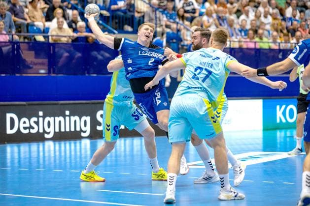 07.09.2025, xkwix, Handball, 1. Handball-Bundesliga, DAIKIN HBL 2025 26, TBV Lemgo Lippe - VfL Gummersbach, PHOENIX CONTACT Arena: Lukas Hutecek (TVB Lemgo Lippe 2) im Zweikampf gegen Teitur Örn Einarsson (VfL Gummersbach 14) NRW Deutschland