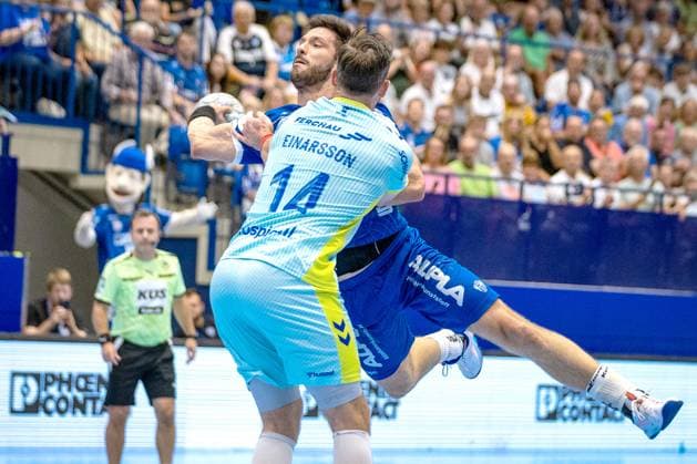 07.09.2025, xkwix, Handball, 1. Handball-Bundesliga, DAIKIN HBL 2025 26, TBV Lemgo Lippe - VfL Gummersbach, PHOENIX CONTACT Arena: Tim Suton (TVB Lemgo Lippe 23) im Zweikampf gegen Teitur Örn Einarsson (VfL Gummersbach 14) NRW Deutschland