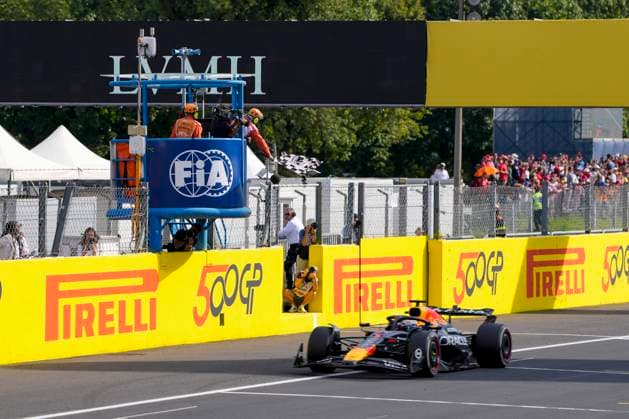 07 09 2025, Monza, Autodromo di Monza, Formula 1: Gran Premio d Italia: Race, the checkered flag waves for 1 Max Verstappen (Red Bull Racing) Monza Autodromo di Monza Lombardy Italy Copyright: xJustPictures.ch JarixPestelaccix jp-en-JaPe-JP4_JAR_F1MonzaGP_Monza_7Sept2025_0094