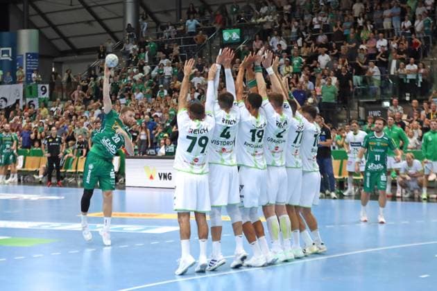 DAIKIN HBL: SC DHfK Leipzig vs. HSG Wetzlar, 07.09.25 William Bogojevic (20, SC DHfK Leipzig) hat die letzte Chance zum Ausgleich per Freiwurf gegen die gesamte Abwehr-Mauer von Wetzlar. Handball, DAIKIN HBL, 1. Bundesliga, Saison 2025 2026, 3. Spieltag: SC DHfK Leipzig vs. HSG Wetzlar am 07.09.25 in der Quarterback Immobilien Arena Leipzig. Copyright: xBEAUTIFULxSPORTS JanxKaeferx
