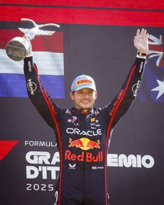 MONZA - Max Verstappen (Red Bull Racing) on the podium with his trophy at the Monza circuit after winning the Italian Grand Prix. ANP SEM VAN DER WAL xVIxANPxSportx xxANPxIVx 535285316 originalFilename: 535285316.jpg