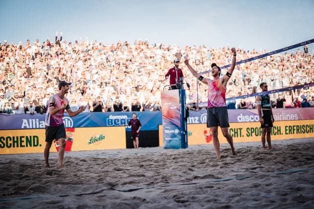 Beachvolleyball Männer Deutsche Meisterschaften 2025 Timmendorfer Strand 07.09.2025 v.l. Clemens Wickler und Nils Ehlers gewinnen die Bronzemedaille im Spiel um Platz drei und jubeln Timmendorfer Strand Ahmann-Hager-Arena Schleswig-Holstein Deutschland