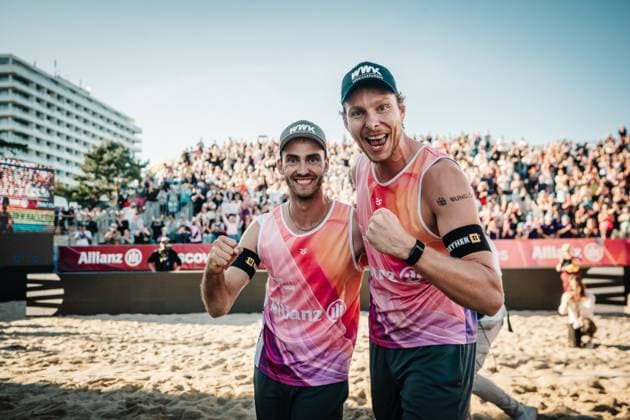 Beachvolleyball Männer Deutsche Meisterschaften 2025 Timmendorfer Strand 07.09.2025 v.l. Clemens Wickler und Nils Ehlers gewinnen die Bronzemedaille im Spiel um Platz drei und jubeln Timmendorfer Strand Ahmann-Hager-Arena Schleswig-Holstein Deutschland
