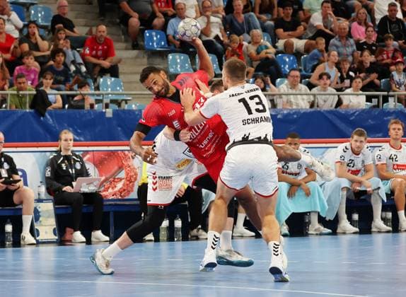 07.09.2025, Deutschland, Bietigheim, Handball 2. Bundesliga, SG BBM Bietigheim vs. VfL Lübeck-Schwartau, v.l. Ole Hagedorn (VfL), Djibril MÂ Bengue (BBM), Ole Schramm (VfL)
