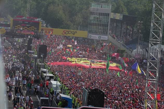 07.09.2025, Autodromo Nazionale Monza, Monza, FORMULA 1 PIRELLI GRAN PREMIO D™ITALIA 2025 , im Bild Die Zuschauer stürmen die Start-Zielgerade in Monza. (Photo by Hasan Bratic DeFodi Images)